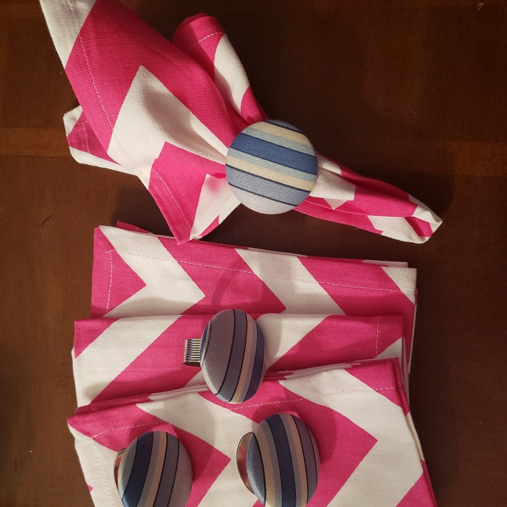 Napkin holders with napkins